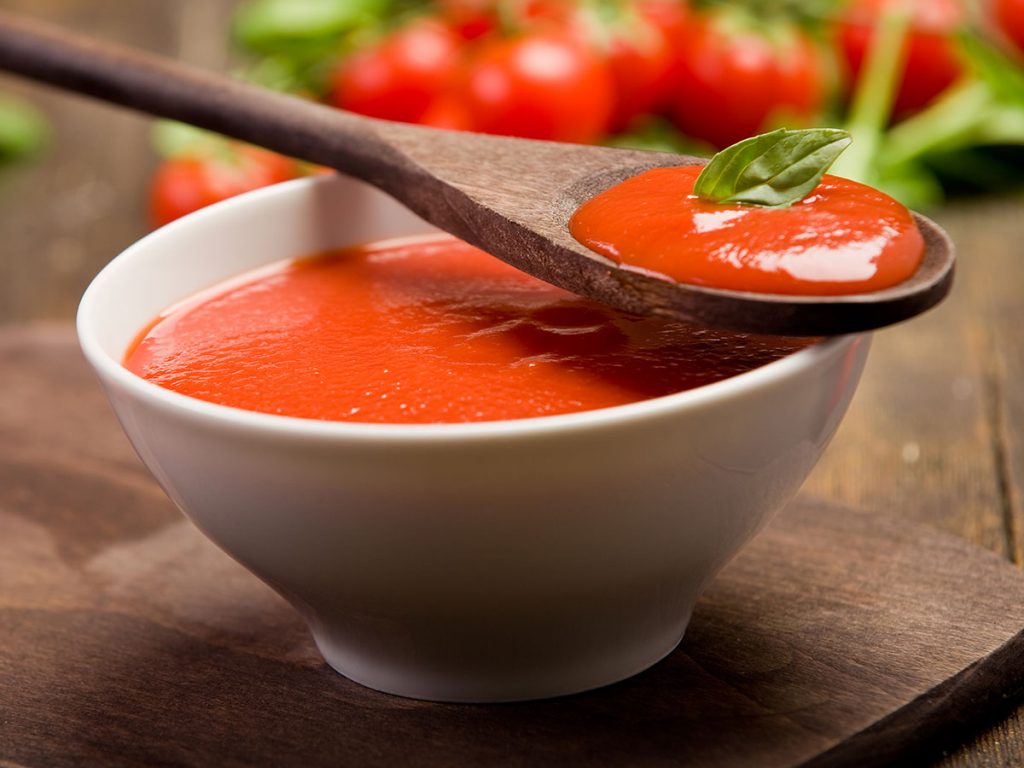 Веганский суп из томатов и зелени