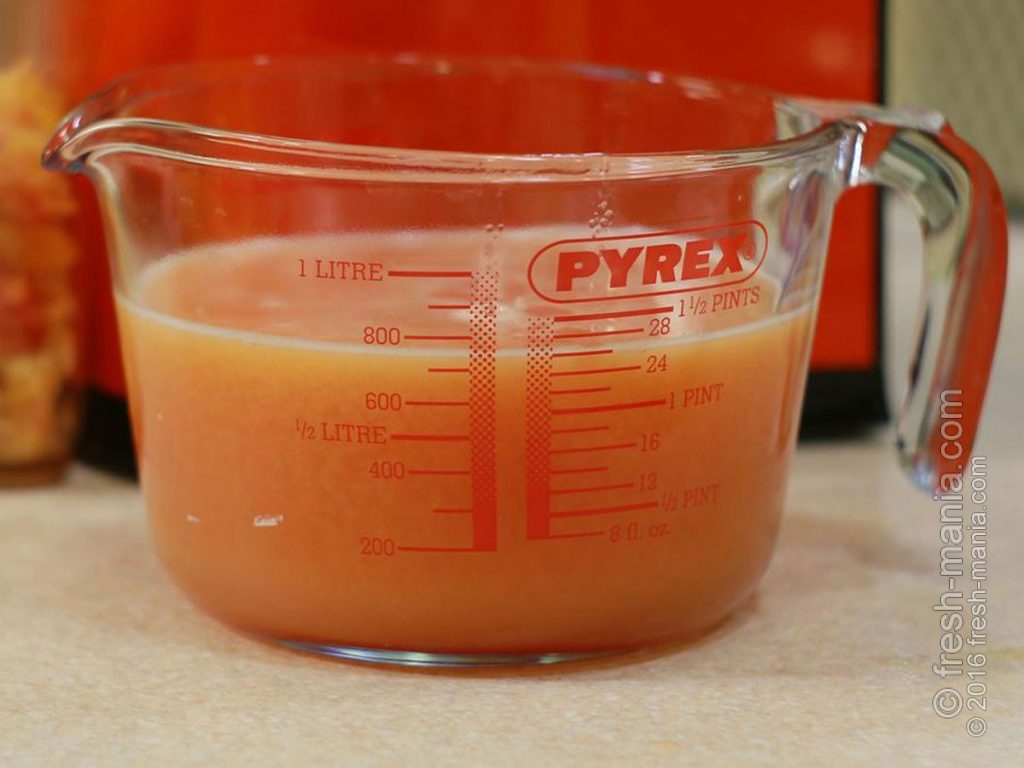 Свежеприготовленный морковный сок.