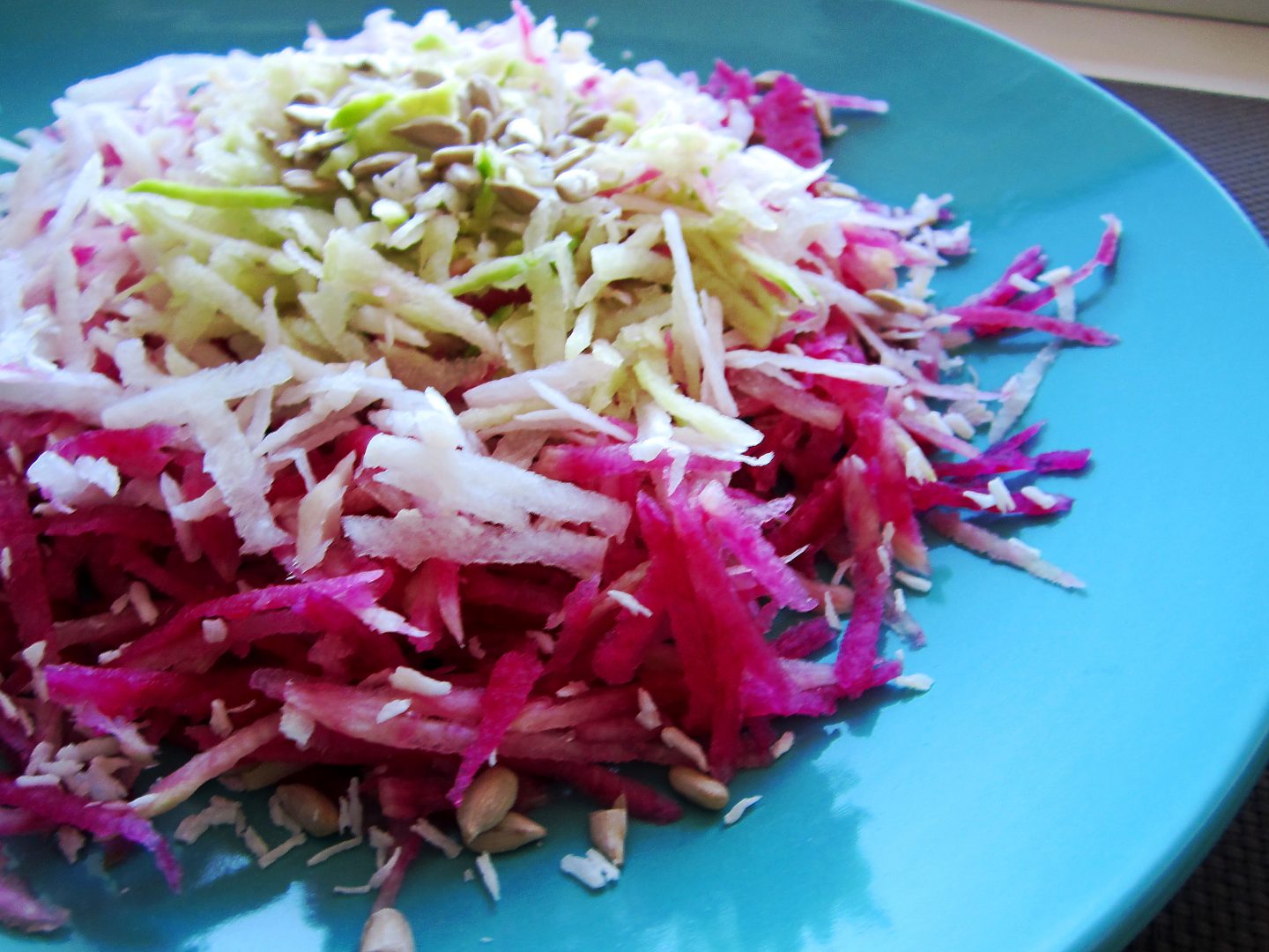 Красивый витаминный салат из трех видов редьки