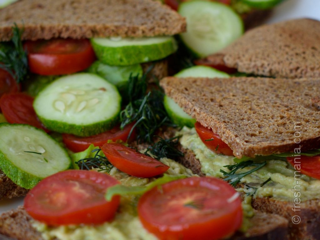 Овощные бутерброды – легкий и полезный вариант перекуса. 