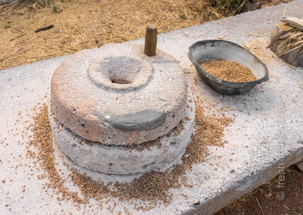 Жерновые камни для помола зерна используются с давних времен