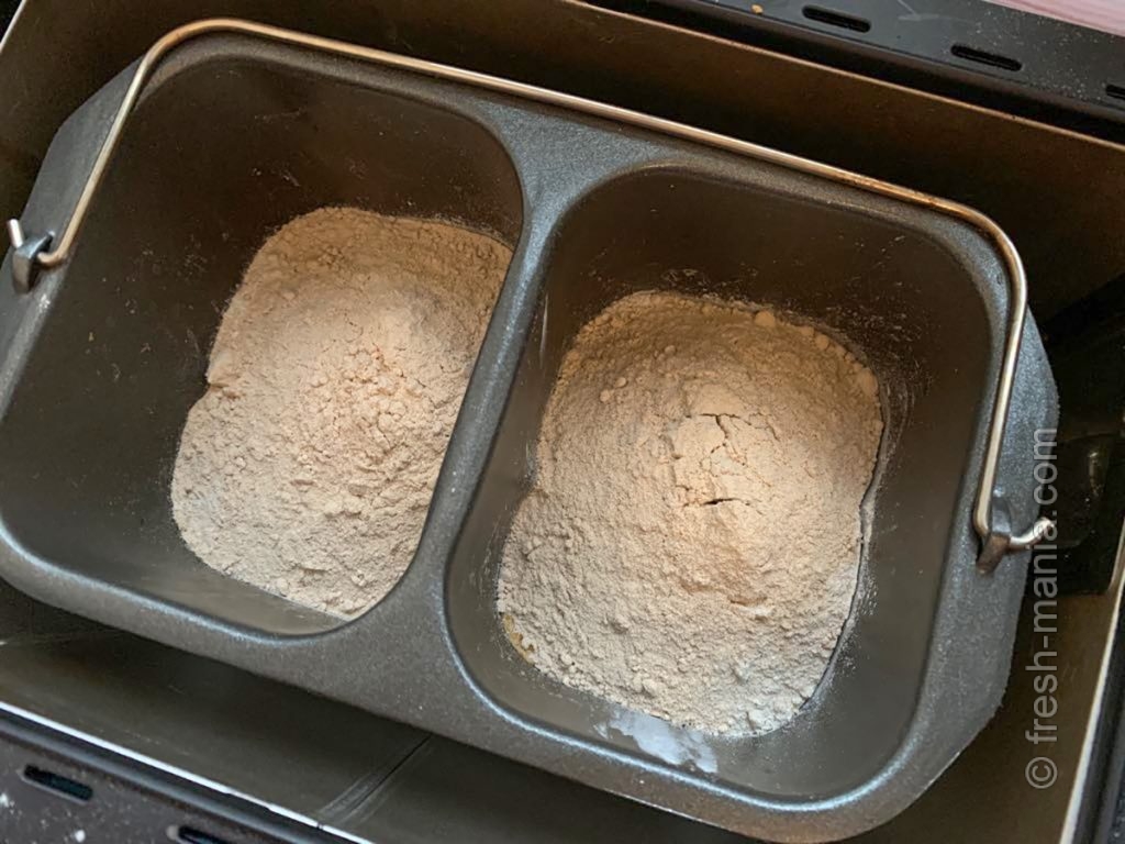 Раскладываем тесто в 2 ведерка хлебопечки Sana